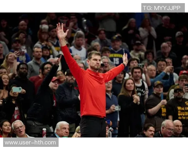 开拓者官方分享凯勒布乐福离开球馆时携篮球的温馨瞬间