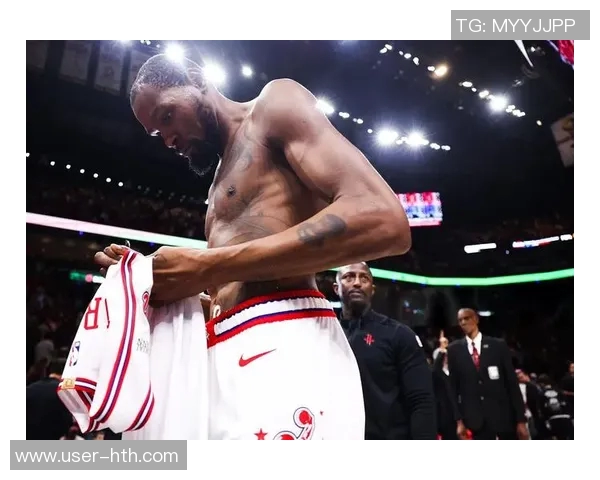 杜兰特赛后与猛虎队外接手Higgins互换球衣展现性感身材引发热议